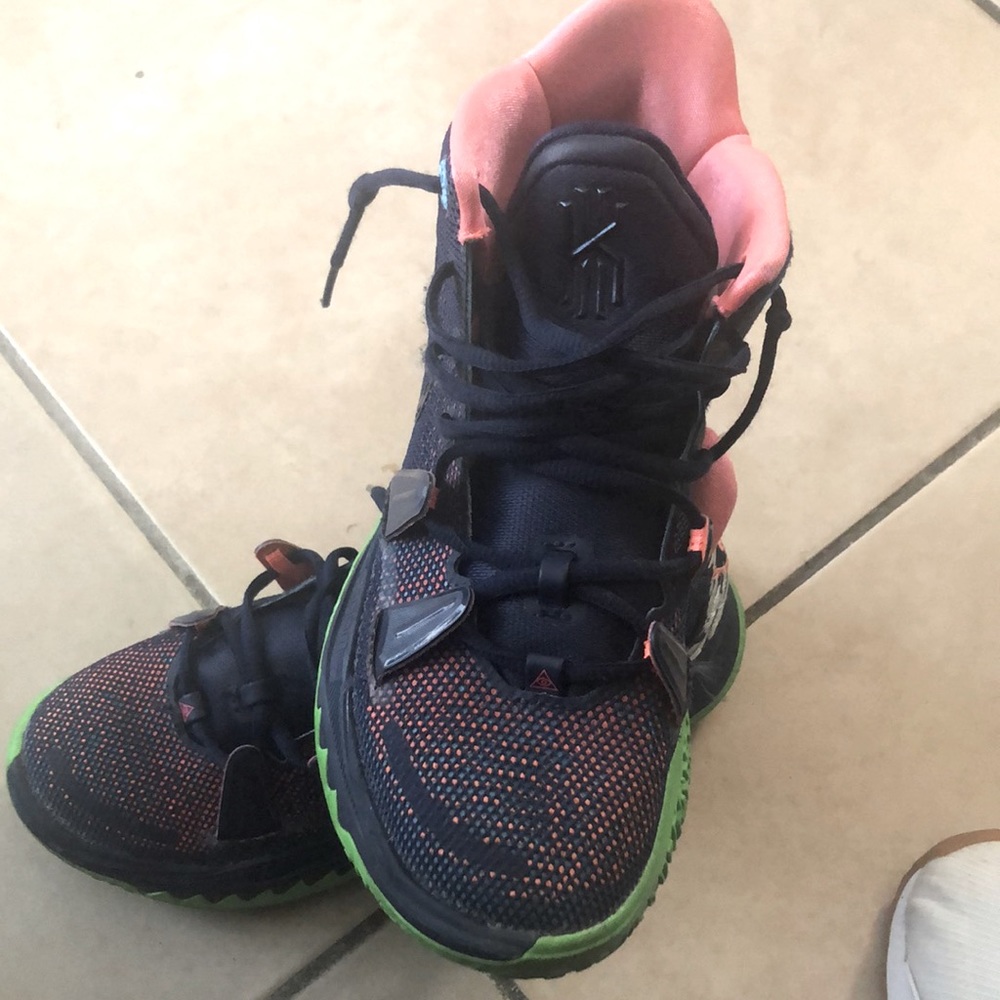 Kyrie Irving size 8.5 basketball shoes